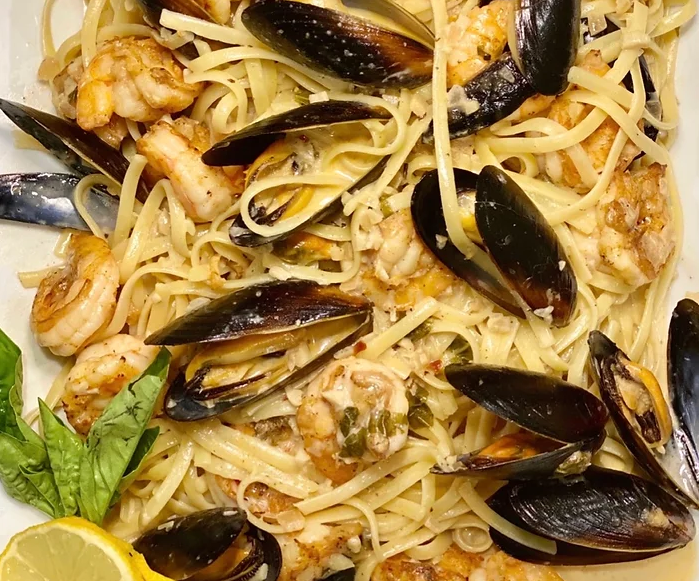Shrimp and Mussels in White Wine Garlic Sauce