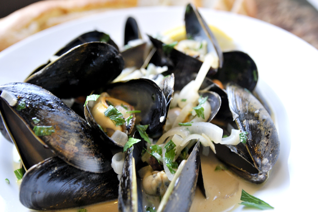 Nick's Mussels in White Wine Broth